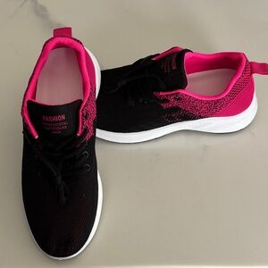 Black & pink women’s athletic shoes